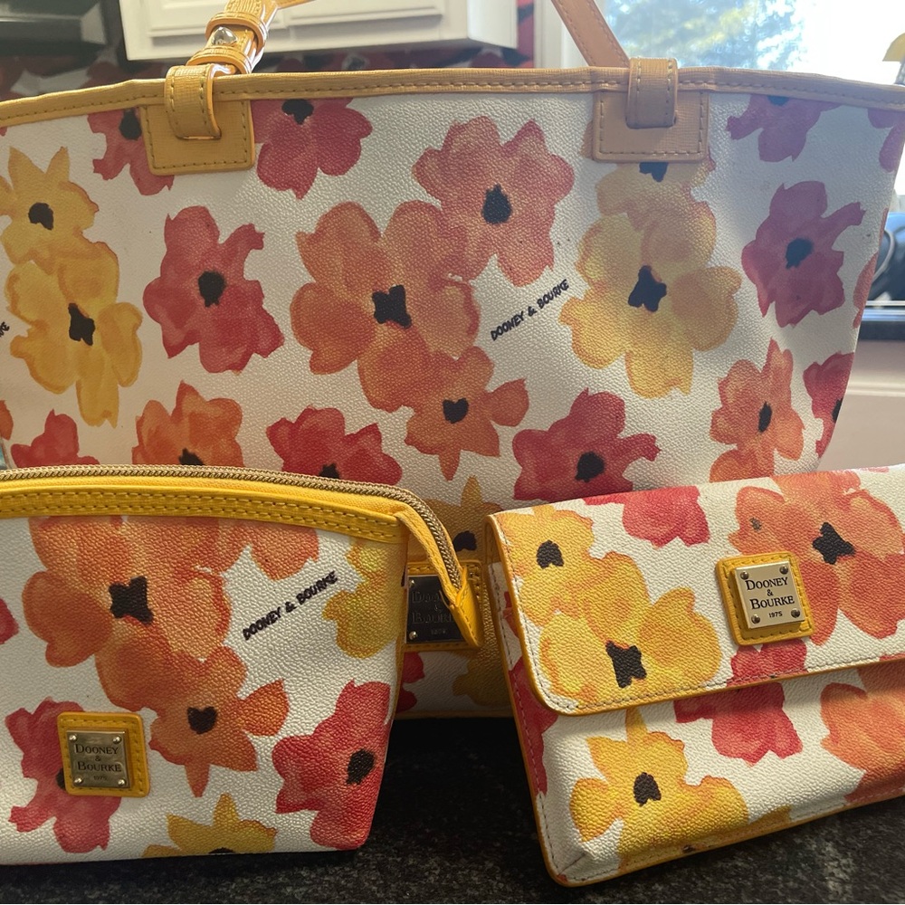 Tote with matching wallet and cosmetic
 bag. Great for spring and summer. - Picture 5 of 5